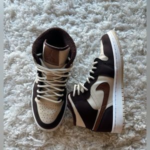 Wmns Air Jordan 1 Mid SE 'Cream Dark Chocolate’